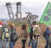  ?? FOTO: DAVID YOUNG/DPA ?? Am Hambacher Tagebau standen Aktivisten kurz vor der Grube.