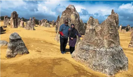  ?? — Photos: MOHD HALIEMY SAPARI ?? The reader and his wife at The Pinnacles, which are limestone formations near Cervantes in Perth, Western australia.