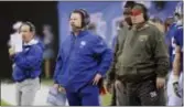  ?? BILL KOSTROUN — THE ASSOCIATED PRESS ?? Giants head coach Ben McAdoo, center, watching against the Rams Sunday, is among those coaches on a very hot seat.