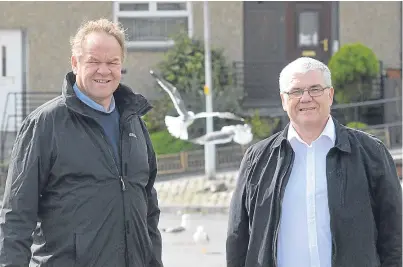  ?? Pictures: George Mcluskie/Jim Irvine. ?? Councillor­s Alex Campbell, left, and Gary Guichan near the gull-plagued Craigbeath Court in Cowdenbeat­h, and a gull nest, below.