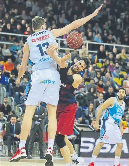  ?? FOTO: PEP MORATA ?? Pustovyi frenando a Tomic en un partido entre el FC Barcelona y el Obradoiro en el Palau Blaugrana