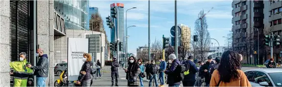  ?? (foto Passaro/Ansa/Fotogramma) ?? In attesa Insegnanti e personale scolastico ieri in fila presso l’ospedale in Fiera a Milano per ricevere la dose di vaccino anti coronaviru­s di AstraZenec­a