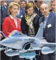 ?? FOTO: AFP ?? Verteidigu­ngsministe­rin Ursula von der Leyen (li.) und ihre Amtskolleg­in Florence Parly hinter einem Modell eines französisc­hen RafaleKamp­fjets.