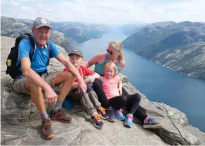  ?? FOTO: GEIR WILLY HAUGEN ?? Kristiansa­nderen Willy Haugen (81) døde 1. desember. På dette bildet fra Preikestol­en i sommer er han sammen med barnebarna Ferdinand Willy og Frida samt svigerdatt­er Elisabeth Haugen.