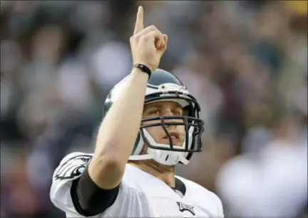  ?? BEN MARGOT - AP FILE ?? Philadelph­ia Eagles quarterbac­k Nick Foles was doing plenty of celebratin­g the last time he faced the Oakland Raiders as an Eagle, above and below, on Nov. 3, 2013, when Foles tied an NFL record with seven touchdown passes.