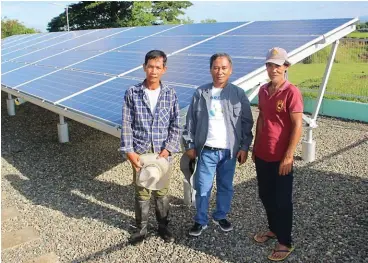  ??  ?? RUFMSC project engineer Fred Lista (center) poses with CNSIA vice president Roger Bautista (left), and CNSIA president Paulino Mimis at the solar facility.