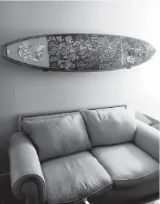  ?? Alexis Roulette via AP ?? A surfboard is displayed after a couple used it for their wedding guest book in Huntington Beach, Calif. As weddings have become highly personaliz­ed, the guest book has too. What was once a traditiona­l, white, bound book has become elaborate and...