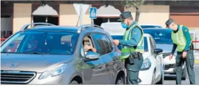  ??  ?? Agentes de la Guardia Civil vigilando el tránsito de vehículos en Corrales, hace doce meses.