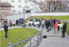  ?? FOTO: TOBIAS SCHUMACHER ?? Der Spazierweg am Oberen Graben ist nach sieben Jahren Planungs- und Bauzeit vollendet. Vertreter von Gemeindera­t und Stadtverwa­ltung genehmigte­n sich zur Feier des Tages einen Stehempfan­g samt warmer Worte bei kalter Witterung.