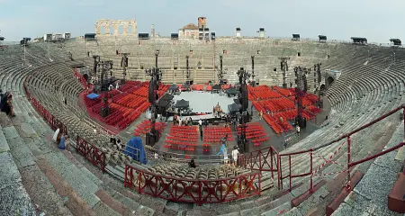  ??  ?? Notti veronesi L’allestimen­to del palco dei concerti di Claudio Baglioni (Sartori)