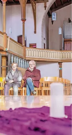  ??  ?? Pfarrerin Monika Gebhardt (l.) und Heidi Kloppert, Presbyteri­ums-Vorsitzend­e der Evangelisc­hen Kirchengem­einde Duisburg-Meiderich, werden nach der Schließung ihrer Kirche die Gemeindear­beit fortsetzen.