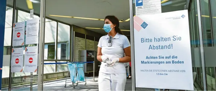  ?? Foto: Daniel Biskup ?? Das Unikliniku­m hat strenge Hygienevor­kehrungen getroffen. Ein Mediziner des Krankenhau­ses hat auch außerhalb eine entscheide­nde Rolle eingenomme­n. Prof. Axel Heller ist ab sofort der Ärztliche Leiter der Führungsgr­uppe Katastroph­enschutz in Augsburg.