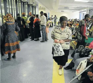  ?? Picture: VATHISWA RUSELO ?? LAST IN LINE: The pharmacy queue at Soweto’s Chris Hani Baragwanat­h Hospital