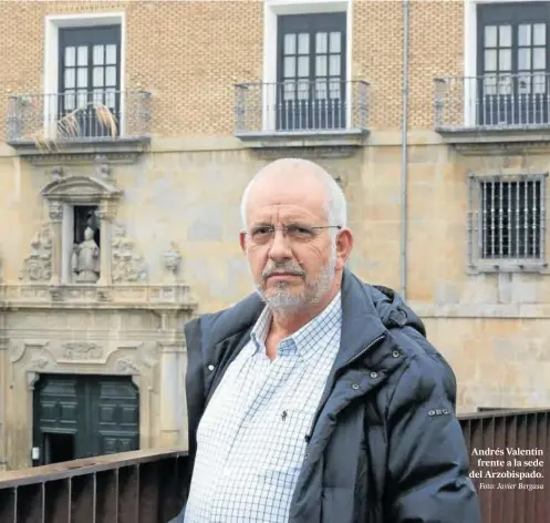  ?? Foto: Javier Bergasa ?? Andrés Valentín frente a la sede del Arzobispad­o.