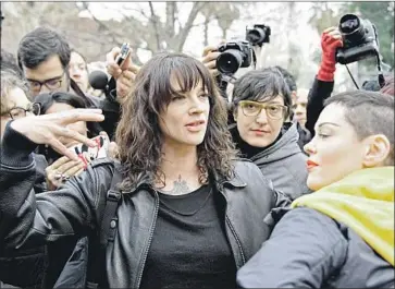  ?? Alberto Pizzoli AFP/Getty Images ?? ACTRESS Asia Argento, center, denies a sexual assault allegation by actor Jimmy Bennett but acknowledg­es paying him a $380,000 settlement. The L.A. County Sheriff ’s Department is investigat­ing the accusation.