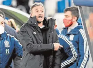  ?? AFP ?? Luis Enrique da instruccio­nes durante el partido ante los georgianos