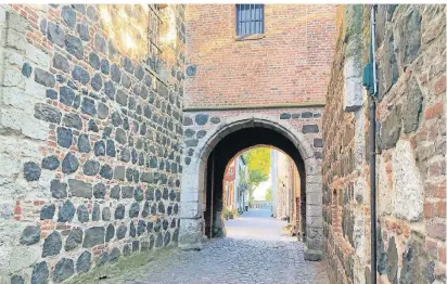  ?? FOTO: KIBA ?? In etwa diesen oder ähnlichen Gassen in Zons wandelte bereits Katharina Henot.