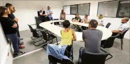  ??  ?? À h, le briefing dans la salle de réunion du commissari­at de La Ciotat, en présence des équipes mobilisées dans l’opération.