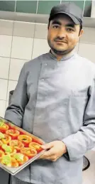  ?? BILD: SN/PRIVAT ?? Hussain in der Küche beim Metzgerwir­t.