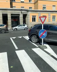  ??  ?? Interruzio­ne In piazza Vittoria, dopo il ridisegno, la ciclabile dietro il monumento si interrompe bruscament­e