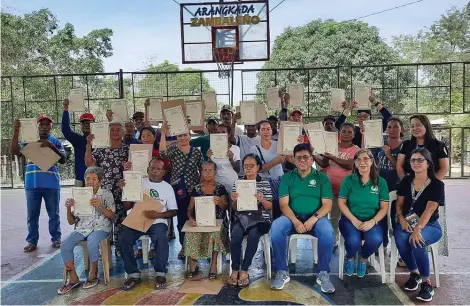  ?? ?? A total of 29 farmers in Botolan, Zambales receive their electronic titles from the Department of Agrarian Reform. This covers more than 69 hectares of land located in Barangay Poonbato. (DAR Zambales)