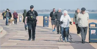  ?? Picture: Habibur Rahman ?? Southsea seafront with police patrolling the promenade