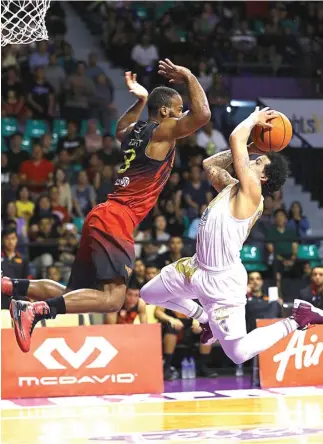  ?? DIPTA WAHYU/JAWA POS ?? TERBANG: Pemain CLS Knights Indonesia Fredrick Lee Jones berebut bola dengan pemain Saigon Heat Vietnam Akeem Scott pada laga ASEAN Basketball League di GOR Kertajaya, Surabaya, kemarin (18/2). CLS kalah 88-93.