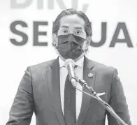  ?? — Gambar Bernama ?? BERUCAP: Khairy ketika sidang media mengenai perkembang­an Program Imunisasi COVID-19 Kebangsaan selepas mempengeru­sikan mesyuarat bersama Jawatankua­sa Khas Jaminan Akses Bekalan Vaksin COVID-19 di Putrajaya, semalam.