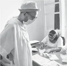  ??  ?? An Algerian patient who had a kidney transplant talks to medical staff at Batna’s university hospital’s nephrology department, 435 kms east of Algiers, on July 26.