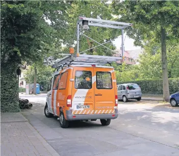  ?? FOTOS: EAGLE EYE TECHNOLOGI­ES (2)/CPU ?? Durch den Einsatz moderner Kameratech­nik sowie Sensoren in speziell ausgestatt­eten Messfahrze­ugen können Straßenflä­chen während der „Befahrung“aufgenomme­n, mit Geodaten versehen und ausgewerte­t werden. Auch alle Schlaglöch­er – wie auf der Lerchenstr­aße...