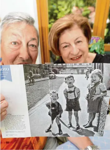  ?? Foto: Annette Zoepf ?? Hubert und Renate Obermüller zeigen den Zeitungsau­sschnitt mit einem historisch­en Foto von Augsburger Kindern. Bill Perlmut ter hat sie in Augsburg in den 1950er Jahren fotografie­rt.