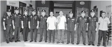  ??  ?? GERALD bersama barisan pegawai PDRM merakamkan gambar di hadapan IPD Betong.