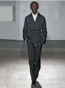  ??  ?? A sinistra. Il poeta Wilson Oryema sfila per Maison Margiela P/E 2015. A destra. Versi di Mustafa Ahmed stampati sui capi e accessori della sfilata Valentino A/I 2019-20.