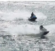  ?? FOTO: ROBERTO PFEIL/DPA ?? Zwei Jetski-Fahrer nutzen Anfang Juni die Sonne, um eine Runde auf dem Rhein nahe Düsseldorf zu drehen.