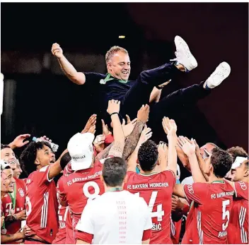  ?? FOTO: ROBERT MICHAEL/DPA ?? Hoch sollst du schweben: Münchens Trainer Hansi Flick wird von seinen Spielern nach dem DFB-Pokalsieg von Berlin gegen Bayer Leverkusen in die Luft geworfen.