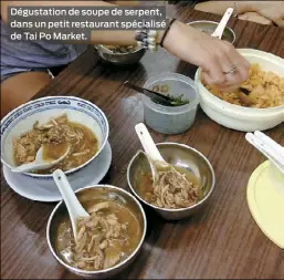  ??  ?? Dégustatio­n de soupe de serpent, dans un petit restaurant spécialisé de Tai Po Market.