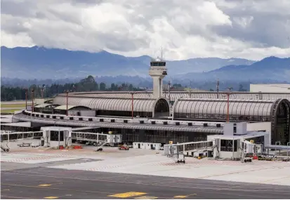  ?? FOTO JAIME PÉREZ ?? En la última remodelaci­ón a este aeropuerto, que se entregó en diciembre pasado, la concesiona­ria Airplan informó que se invirtiero­n 184.000 millones de pesos.