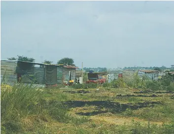  ?? EDUARDO PEDRO | EDIÇÕES NOVEMBRO ?? Populares teimam em construir casebres nos arredores da Centralida­de do Sequele