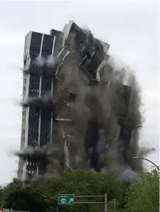  ?? APPHOTOS ?? STARTING OVER: Martin Tower, former world headquarte­rs of Bethlehem Steel, implodes Sunday in Bethlehem, Pa. A crowd, top right, gathers to watch the demolition.