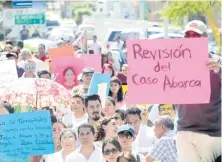  ??  ?? Familiares y amigos del ex alcalde de Iguala José Luis Abarca se manifestar­on en el evento que el Presidente tuvo en ese municipio.