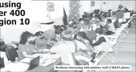  ??  ?? Residents interactin­g with ministry staff (CH&PA photo)