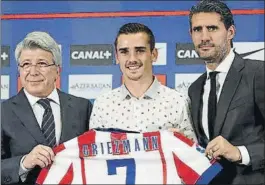  ?? FOTO: AT. MADRID ?? Griezmann, con Cerezo y Caminero el día de su presentaci­ón en 2014