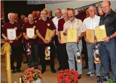  ?? Foto: Willi Baur ?? Beim Jubiläums Festabend des MGV Holzheim wurden geehrt (von links): Eugen Steinruck, Horst Weber, Albert Mayer, Jürgen Schwarz (Präsident Chorverban­d), Adolf Frank, Helmut Kölle, Heinz Schmidt und Alois Schmittler.