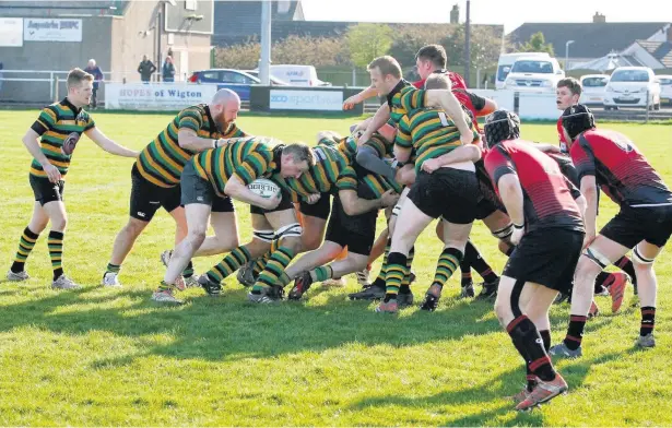  ?? Barry Hobson ?? ●●Chris Collins moves the ball forward with the help of the Littleboro­ugh scrum