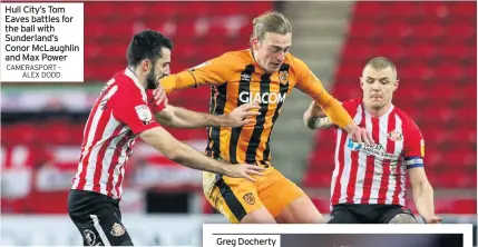  ?? CAMERASPOR­T - ALEX DODD ?? Hull City’s Tom Eaves battles for the ball with Sunderland’s Conor Mclaughlin and Max Power