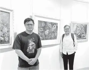  ?? ?? ISTIMEWA: Hoan (kiri) dan Lau di galeri di mana lebih 100 lukisan Chong akan dipamerkan untuk persembaha­n seni ‘Hidden Gems: The Life Works of Chong Liew Syn’.