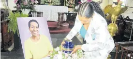  ?? ?? Jhanine Jackson places the urn with Karen Smith’s remains after she was cremated.