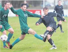  ?? FOTO: THOMAS WARNACK ?? Martin Schrode (rechts) wird dem FV Altheim am Sonntag als Schaltzent­rale fehlen.