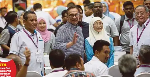  ??  ?? ANWAR memenangi kerusi Parlimen Port Dickson dengan majoriti 23,560 undi, malam tadi.