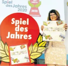  ?? FOTO: WOLFGANG KUMM/DPA ?? Claudia Barmbold vom PD-Verlag präsentier­t das „Spiel des Jahres 2020“, „Pictures“von Daniela und Christian Stöhr.